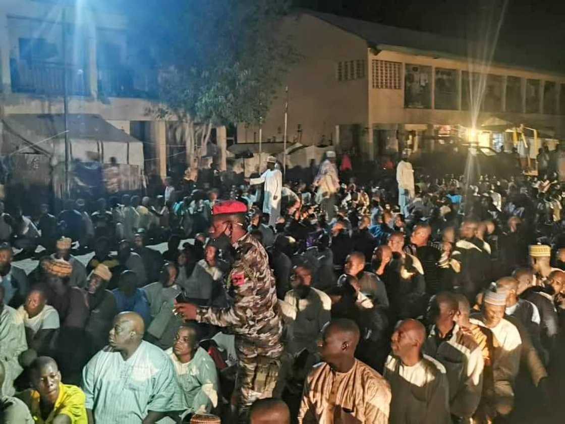 Zulum ya dira sansanin 'yan gudun hijira cikin dare, ya gano 'yan gudun hijiran bogi Zulum ya dira sansanin 'yan gudun hijira cikin dare, ya gano 'yan gudun hijiran bogi