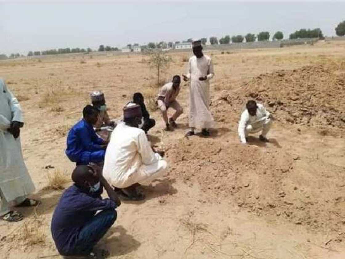 Yadda korona ta kashe dan majalisa a Borno - Iyalansa (Hotuna) Yadda korona ta kashe dan majalisa a Borno - Iyalansa (Hotuna)