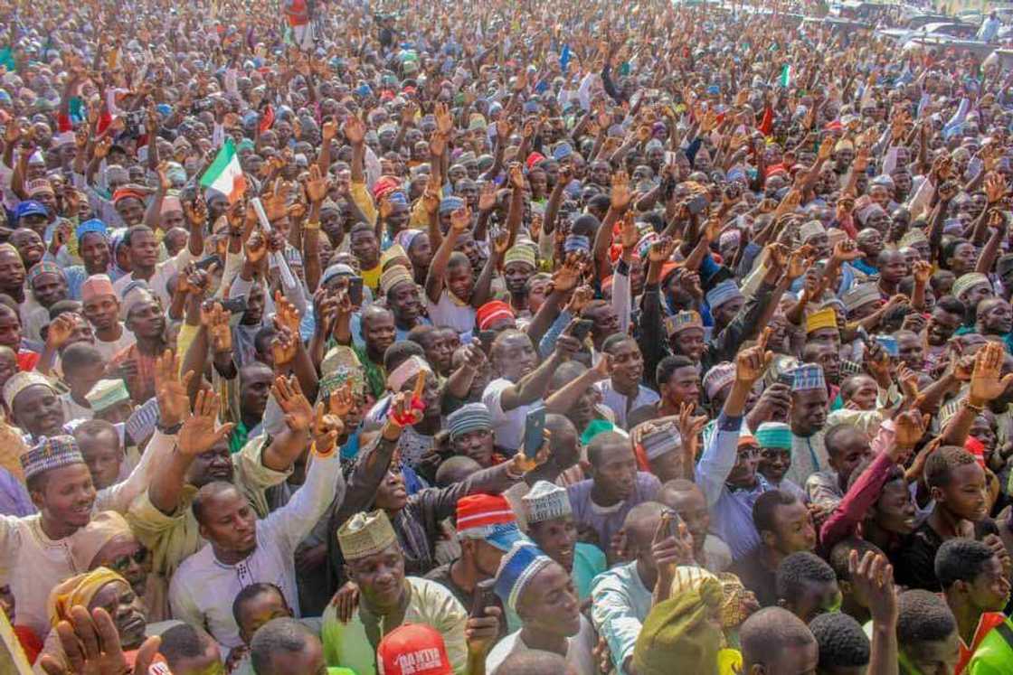 Al'umma sun karbi akida ta goyon bayan Atiku yayin gudanar da taron yakin neman zabe a jihar Zamfara Al'umma sun karbi akida ta goyon bayan Atiku yayin gudanar da taron yakin neman zabe a jihar Zamfara