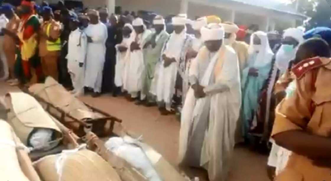 Bidiyon jana'izar mutum 8 da aka kashe a tawagar Sarkin Kauran Namoda Bidiyon jana'izar mutum 8 da aka kashe a tawagar Sarkin Kauran Namoda