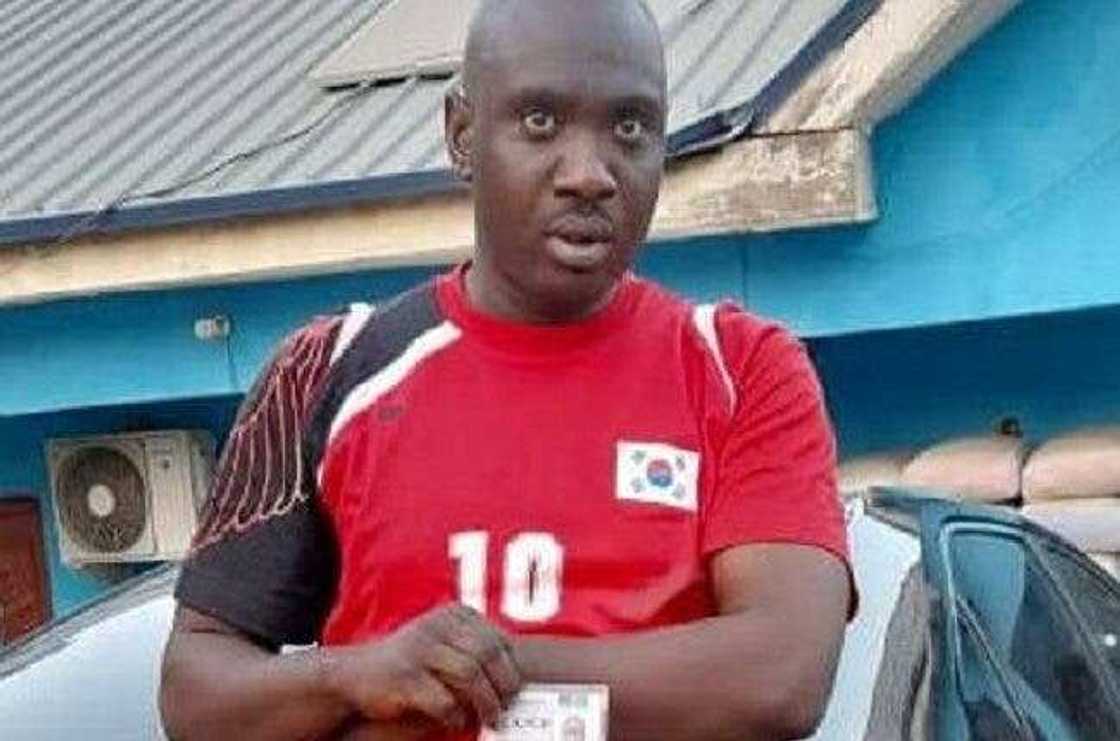 'Yan sanda sun cafke wani dan damfara mai ikirarin shi jami'in EFCC ne a Abuja 'Yan sanda sun cafke wani dan damfara mai ikirarin shi jami'in EFCC ne a Abuja