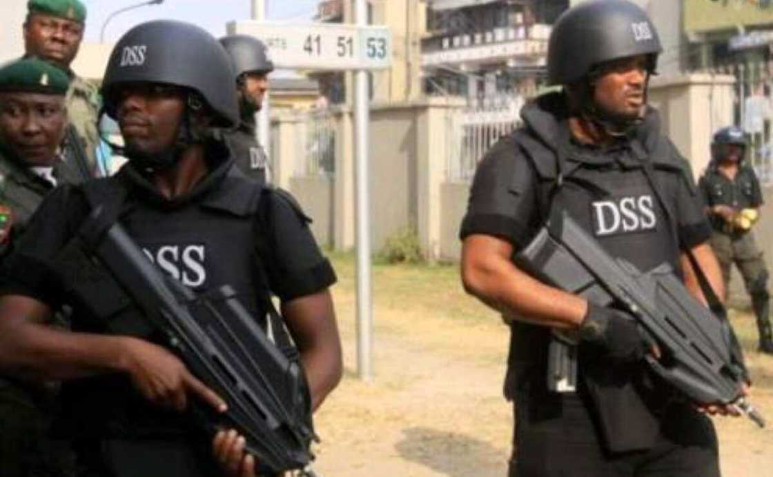 Jami'an DSS rike da bindigogi Jami'an DSS rike da bindigogi