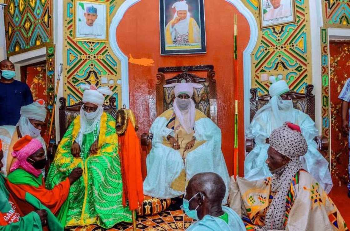 Sarki Aminu Ado-Bayero ya sake kai wa wani babban basarake ziyara (Hotuna) Sarki Aminu Ado-Bayero ya sake kai wa wani babban basarake ziyara (Hotuna)
