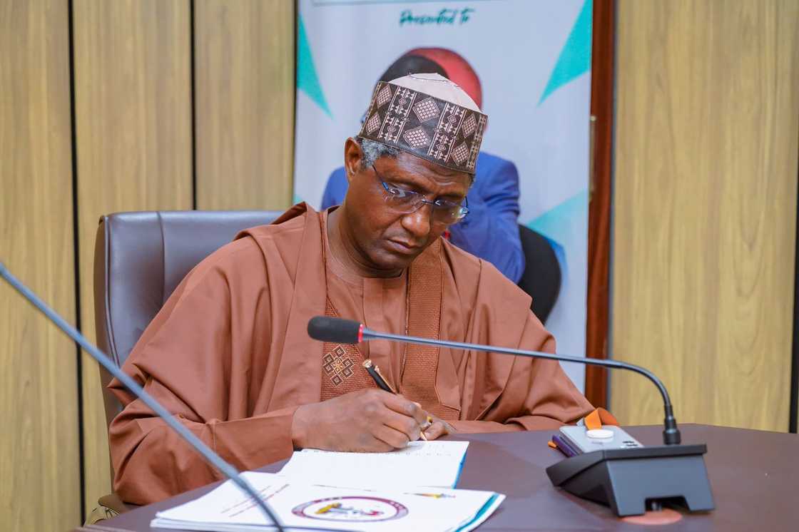 Abdulaziz Yar'adua ya ce yana nan daram a APC Abdulaziz Yar'adua ya ce yana nan daram a APC