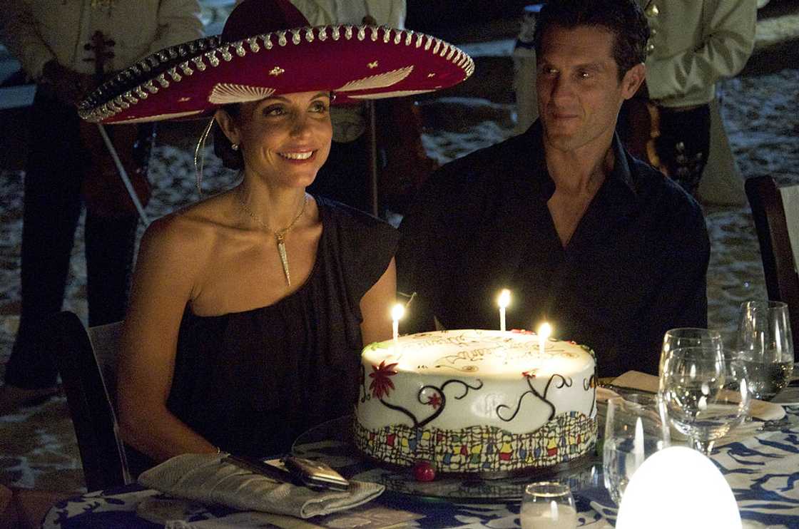 Bethenny Frankel and Jason Hoppy at a dinner party Bethenny Frankel and Jason Hoppy at a dinner party