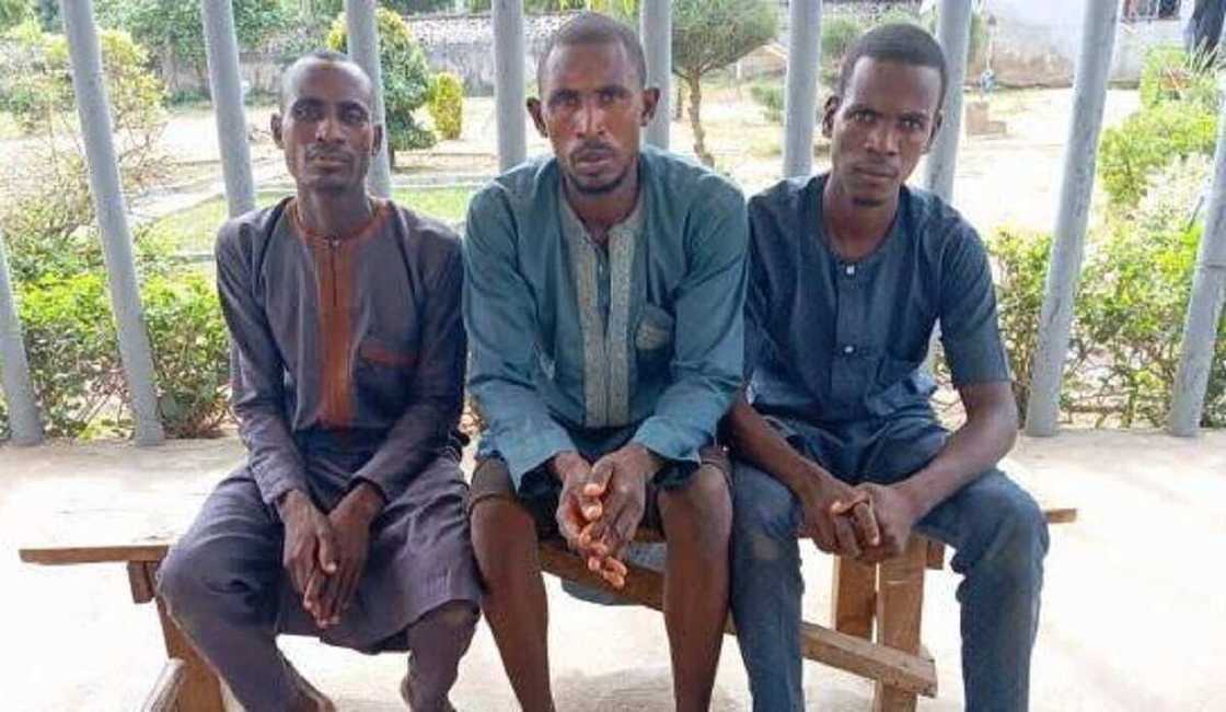 'Yan sanda sun cafke wasu kan zargin yin fashi ga abokin kasuwancinsu a Kano 'Yan sanda sun cafke wasu kan zargin yin fashi ga abokin kasuwancinsu a Kano