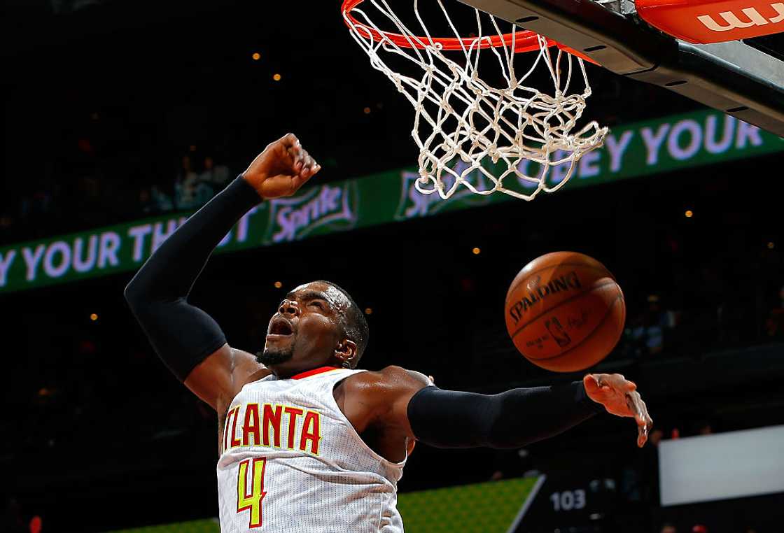 Paul Millsap dunks against the Sacramento Kings at Philips Arena