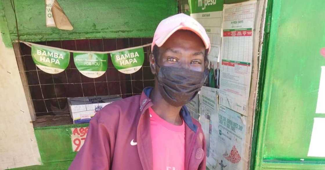 Honest man begs to be given only N1400 after returning a costly missing smartphone to its owner Honest man begs to be given only N1400 after returning a costly missing smartphone to its owner