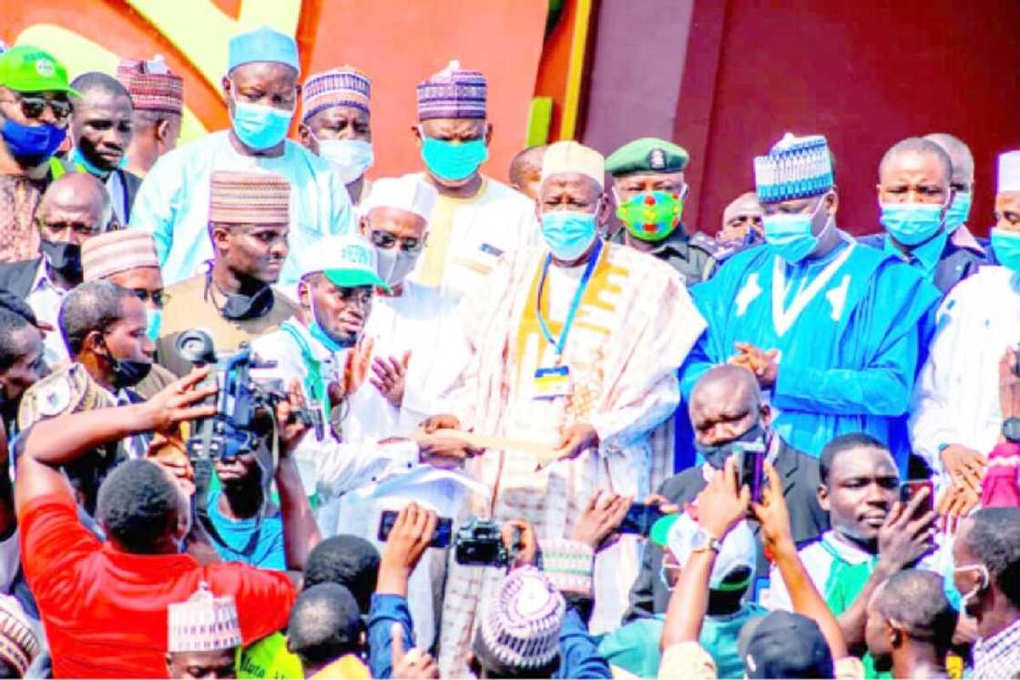 Ganduje ya saka hannu a kan sabuwar dokar masarautu ta Kano Ganduje ya saka hannu a kan sabuwar dokar masarautu ta Kano