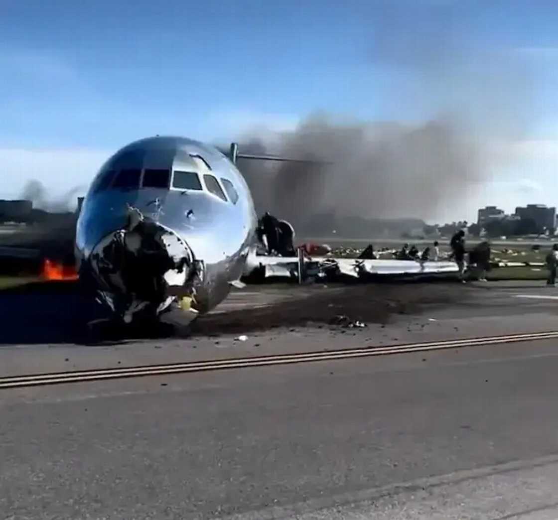 Jirgin sama ya kama da wuta. Jirgin sama ya kama da wuta.