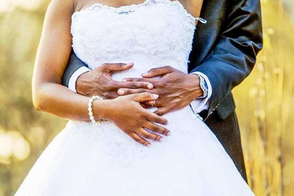 Mahaifiyar amarya ta tsere da sadakin diyarta, ta bar madaura aure da Lahaula Mahaifiyar amarya ta tsere da sadakin diyarta, ta bar madaura aure da Lahaula