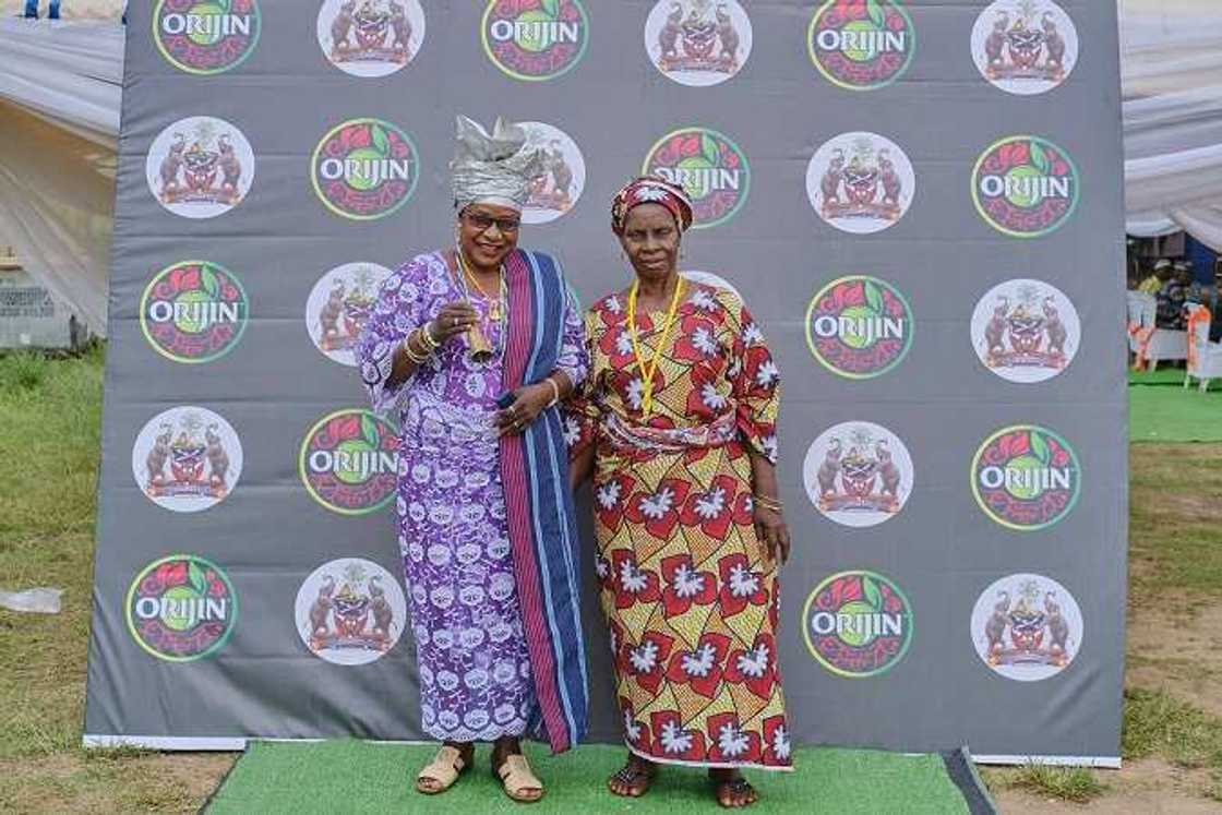 Orijin Pays Courtesy Visit to Ataoja Of Osogbo, Empowers Indigenes with Millions Orijin Pays Courtesy Visit to Ataoja Of Osogbo, Empowers Indigenes with Millions