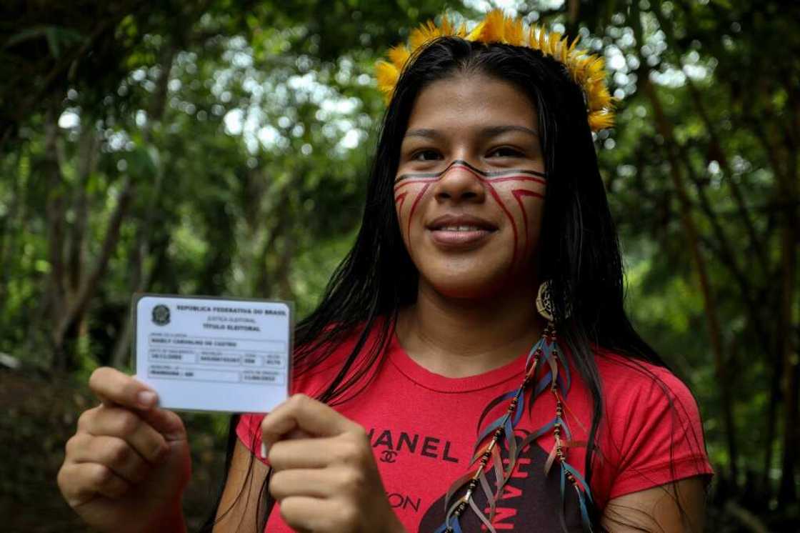 Naiely Carvalho de Castro, 16 ans, membre de l'ethnie Sateré-Mawé, avant son vote dans l'Etat d'Amazonas, au Brésil, le 30 octobre 2022 Naiely Carvalho de Castro, 16 ans, membre de l'ethnie Sateré-Mawé, avant son vote dans l'Etat d'Amazonas, au Brésil, le 30 octobre 2022