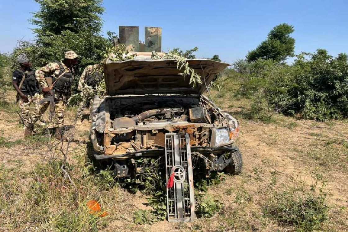 Borno: Hotunan ragargazar da sojoji suka yi wa ISWAP a Askira Uba, sun kashe 50 sun kwato makamai