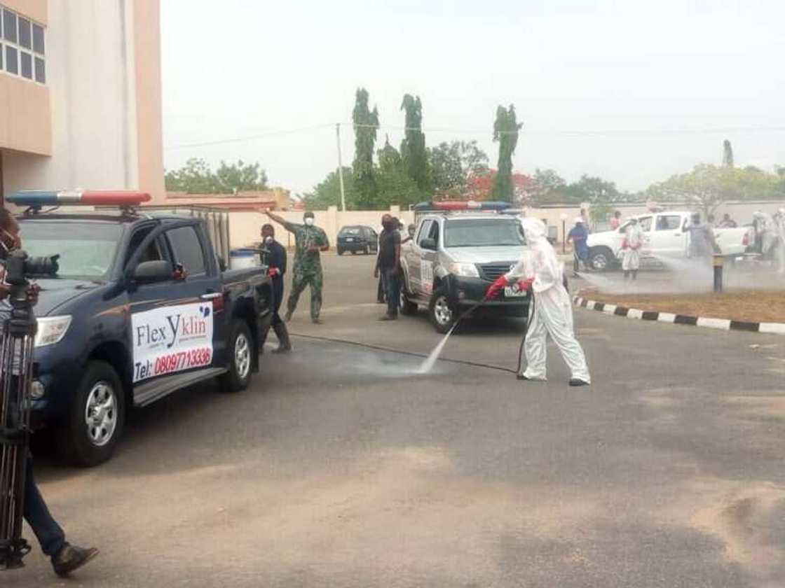 Hotunan yadda aka kulle majalisar jihar Nasarawa tare da yin feshi bayan mutuwar mamba daga cutar covid-19