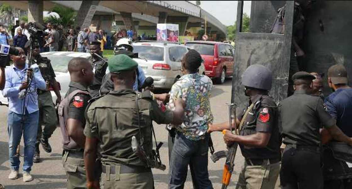 Jami’an yan sanda karkashin jagorancin DPO sun yiwa wani matashi duka har lahira a Abuja Jami’an yan sanda karkashin jagorancin DPO sun yiwa wani matashi duka har lahira a Abuja