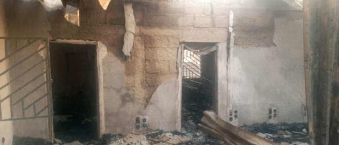 Sheikh Gumi ya magantu kan gobarar da gidansa yayi, hotunan wurin sun bayyana Sheikh Gumi ya magantu kan gobarar da gidansa yayi, hotunan wurin sun bayyana