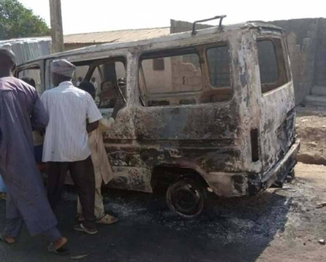 'Yan bindiga sun kashe mutum 15, sun kone motocci 5 da shagun 11 a Kaduna (Hotuna) 'Yan bindiga sun kashe mutum 15, sun kone motocci 5 da shagun 11 a Kaduna (Hotuna)