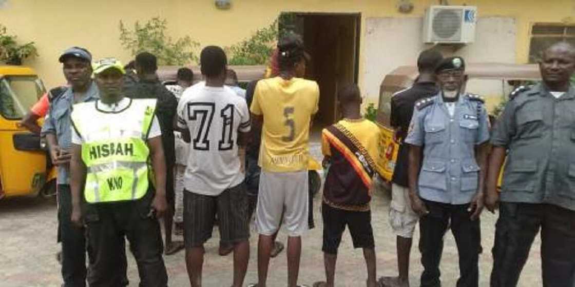 Kano: Hotunan jami'an Hisbah suna yi wa matasa aski a tituna Kano: Hotunan jami'an Hisbah suna yi wa matasa aski a tituna