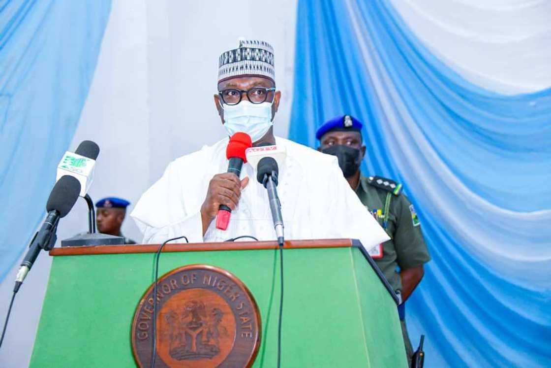 Gwamnan Neja Ya Shilla Ƙasar Waje Tare da Matarsa Bayan Yan Bindiga Sun Sace Ɗaliban Islamiyya a Jiharsa Gwamnan Neja Ya Shilla Ƙasar Waje Tare da Matarsa Bayan Yan Bindiga Sun Sace Ɗaliban Islamiyya a Jiharsa