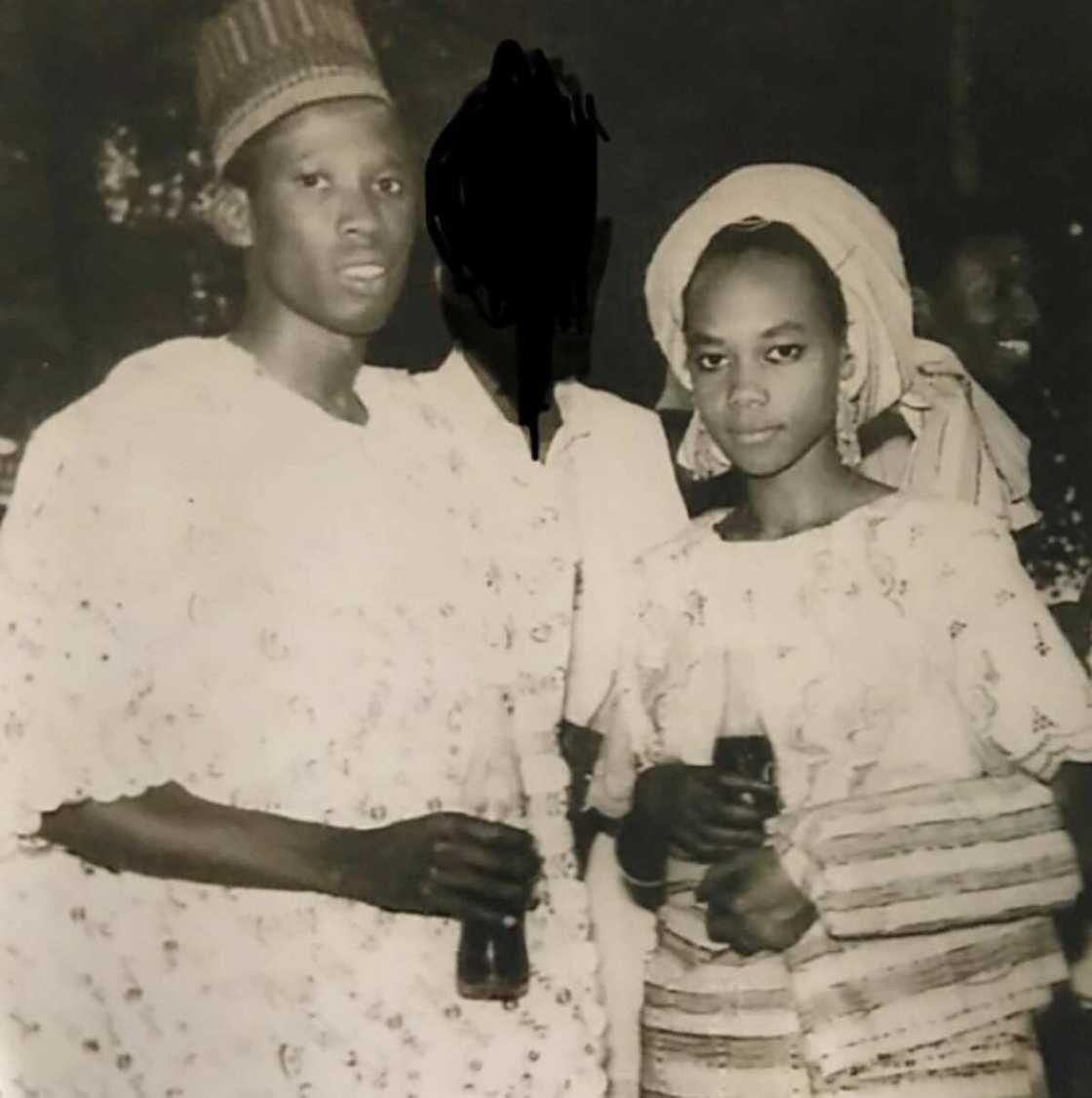 Duba tsoffin hotunan Gwamna Ganduje da matarsa yayin da suke shan amarci Duba tsoffin hotunan Gwamna Ganduje da matarsa yayin da suke shan amarci