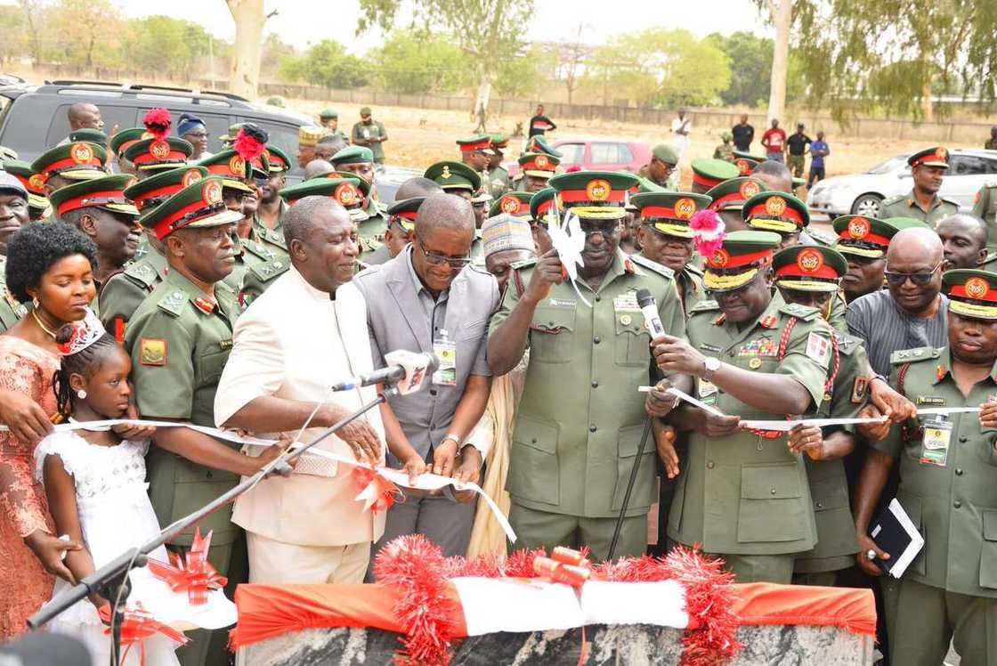 Buratai ya kaddamar da sabon katafaren ginin makaranta a hedikwatar soji a Jaji (Hotuna) Buratai ya kaddamar da sabon katafaren ginin makaranta a hedikwatar soji a Jaji (Hotuna)