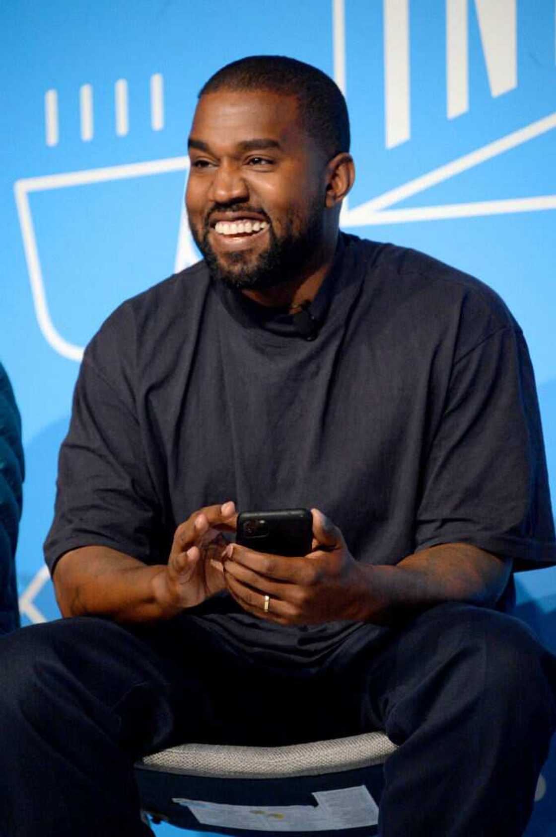 Kanye West s'exprime sur scène lors du "Kanye West et Steven Smith en conversation avec Mark Wilson" le 07 novembre 2019 à New York. (Photo de Brad Barket/Getty Images pour Fast Company)