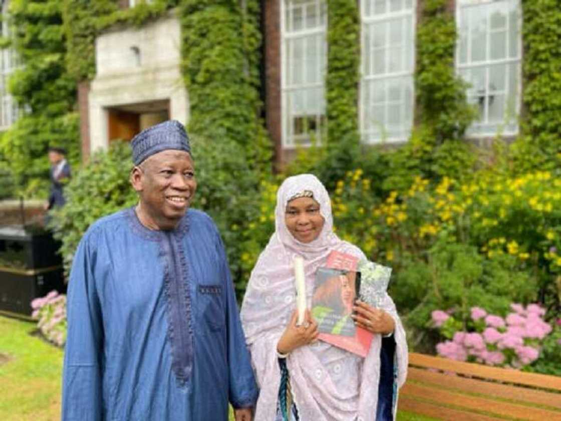 Hotunan Ganduje da Goggo a London yayin da ɗansu ya kammala digiri