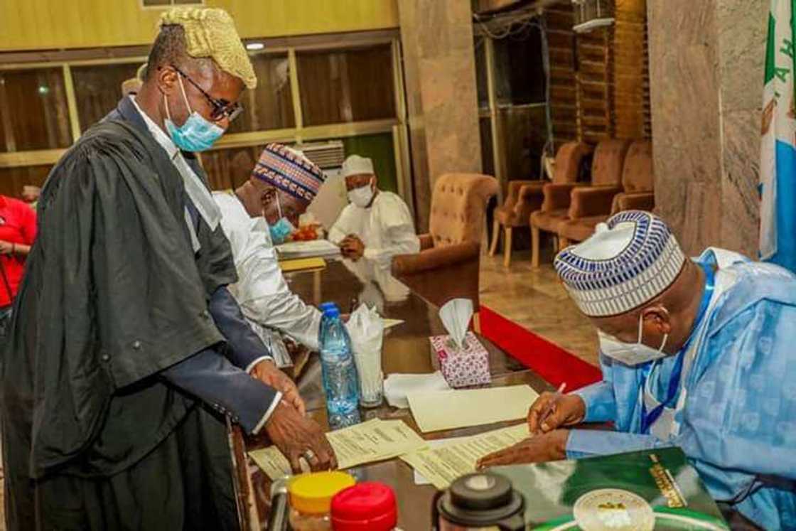 Ganduje ya naɗa sabon kwamishina a jihar Kano
Hoto daga fadar gwamnatin Kano; Basiru Yusuf Shuwaki Ganduje ya naɗa sabon kwamishina a jihar Kano
Hoto daga fadar gwamnatin Kano; Basiru Yusuf Shuwaki