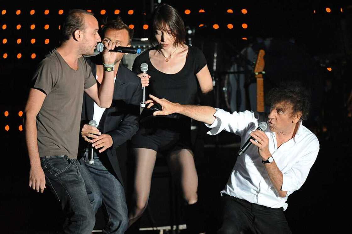 Alain Souchon et ses fils Charles et Pierre à côté de Jeanne Cherhal lors de la 26e édition du Festival Francofolies, La Rochelle. Alain Souchon et ses fils Charles et Pierre à côté de Jeanne Cherhal lors de la 26e édition du Festival Francofolies, La Rochelle.