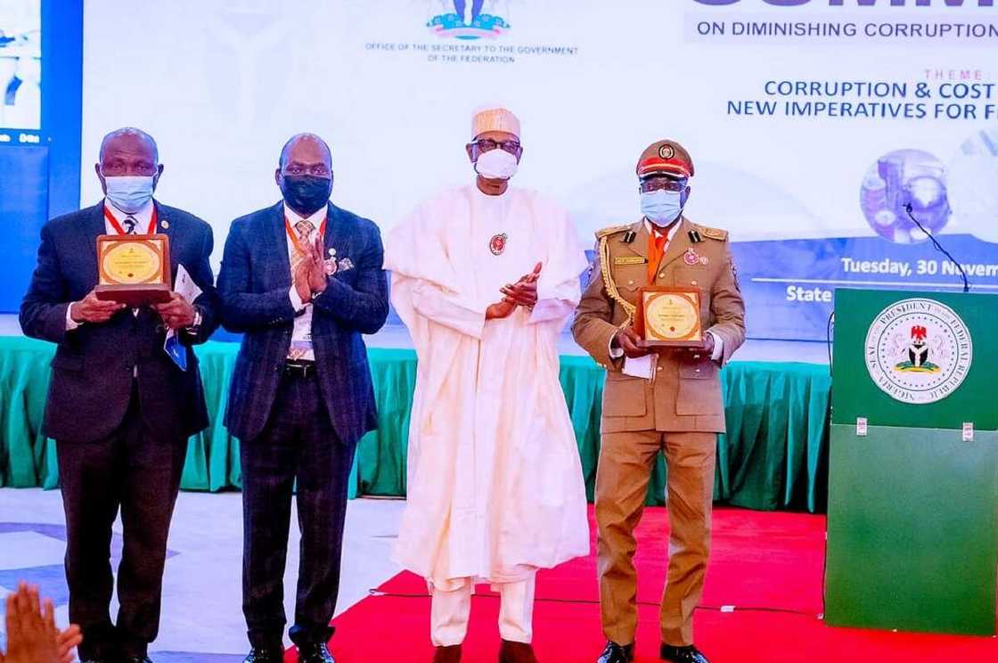 Shugaba Buhari ya karrama wasu 'yan Najeriya 3 'masu gaskiya' Shugaba Buhari ya karrama wasu 'yan Najeriya 3 'masu gaskiya'