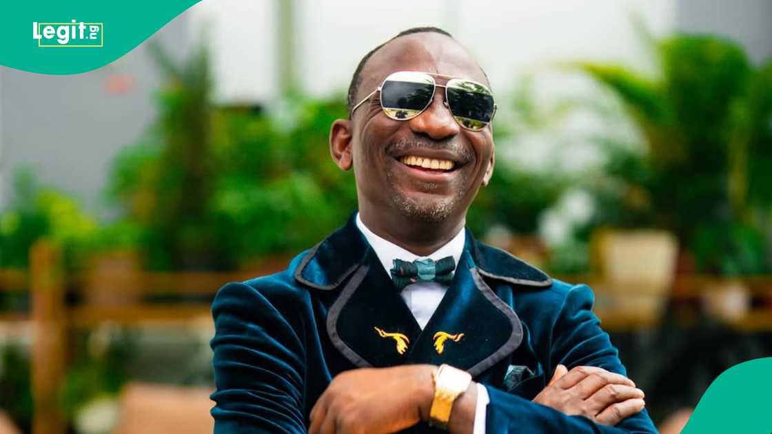 Pastor Paul Eneneche shares suya to members of his congregation, clip trends