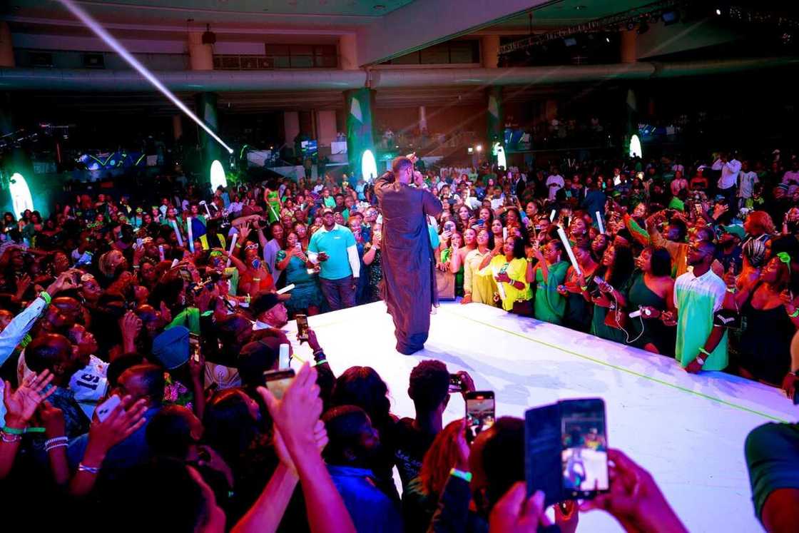 Glo appreciates long-serving staff with millions at iconic party Glo appreciates long-serving staff with millions at iconic party