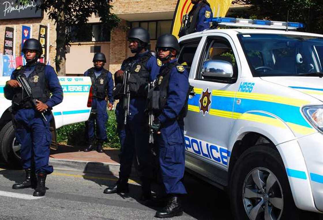 Coronavirus: Yan sanda sun kama ango da amarya saboda karya doka Coronavirus: Yan sanda sun kama ango da amarya saboda karya doka