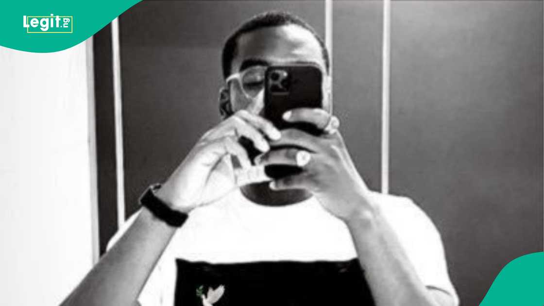 Nigerian man makes his mother shed tears of joy as he purchases a brand new car for her. Nigerian man makes his mother shed tears of joy as he purchases a brand new car for her.