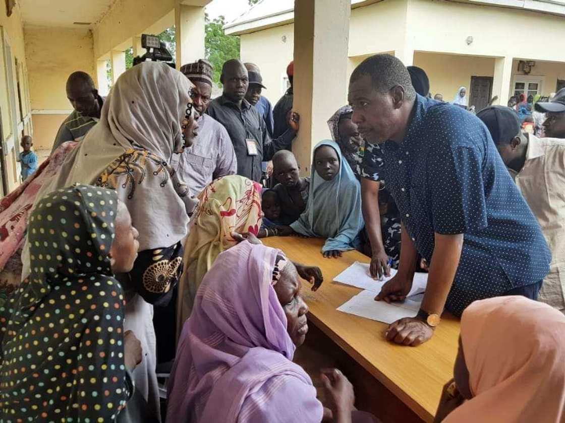 Gwamna Zulum yayin da yake ɗaukar bayanan Marayu a Monguno Gwamna Zulum yayin da yake ɗaukar bayanan Marayu a Monguno