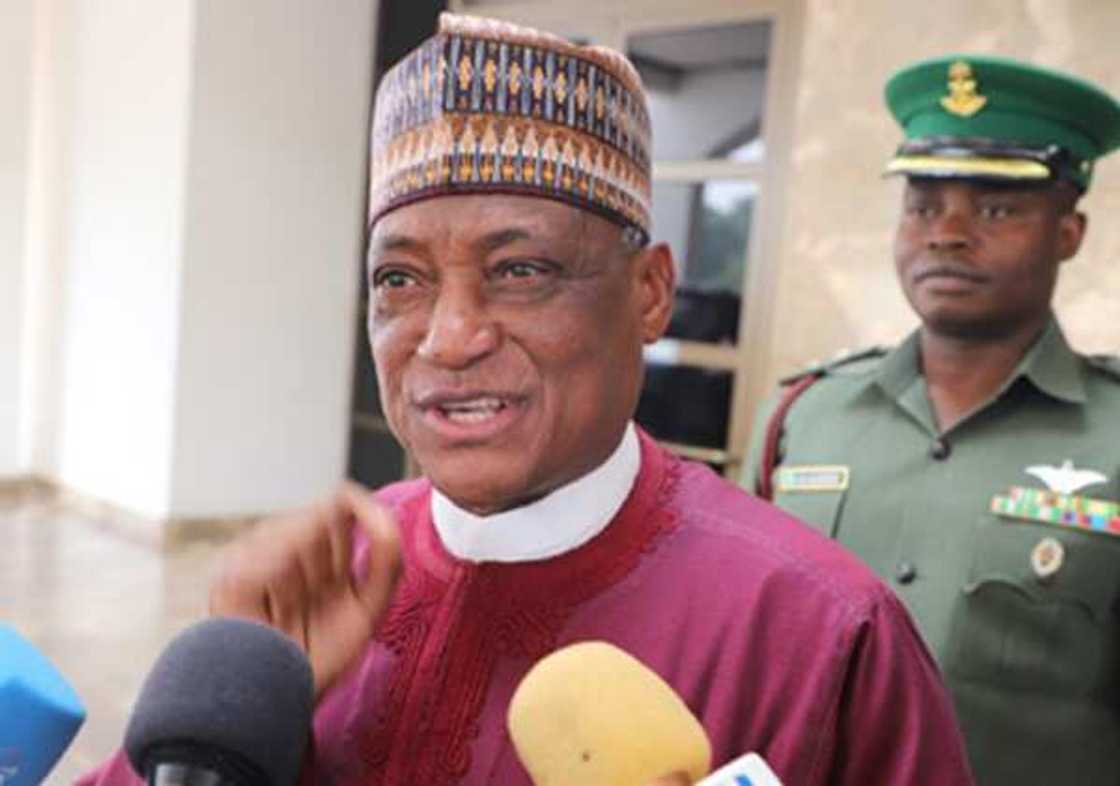 Fashi: Ministan tsaro yace furucinsa baya nufin kaskanta sarakunan gargajiya Fashi: Ministan tsaro yace furucinsa baya nufin kaskanta sarakunan gargajiya