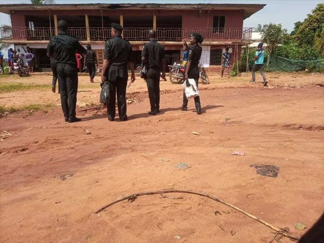 Zaben Anambra: Babu abinci, dan sanda ya koka kan yunwar da ta addabe shi Zaben Anambra: Babu abinci, dan sanda ya koka kan yunwar da ta addabe shi