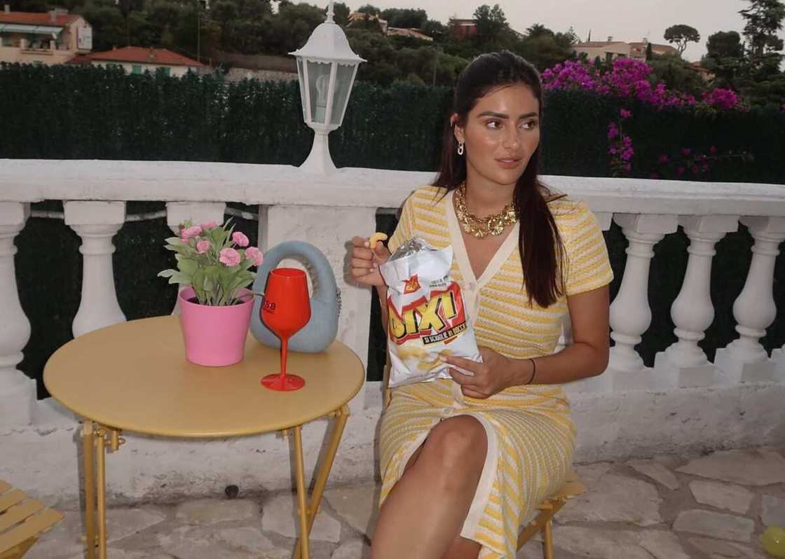 Qui est Laura Marra ? Origine, couple, télé-réalité, photos Qui est Laura Marra ? Origine, couple, télé-réalité, photos