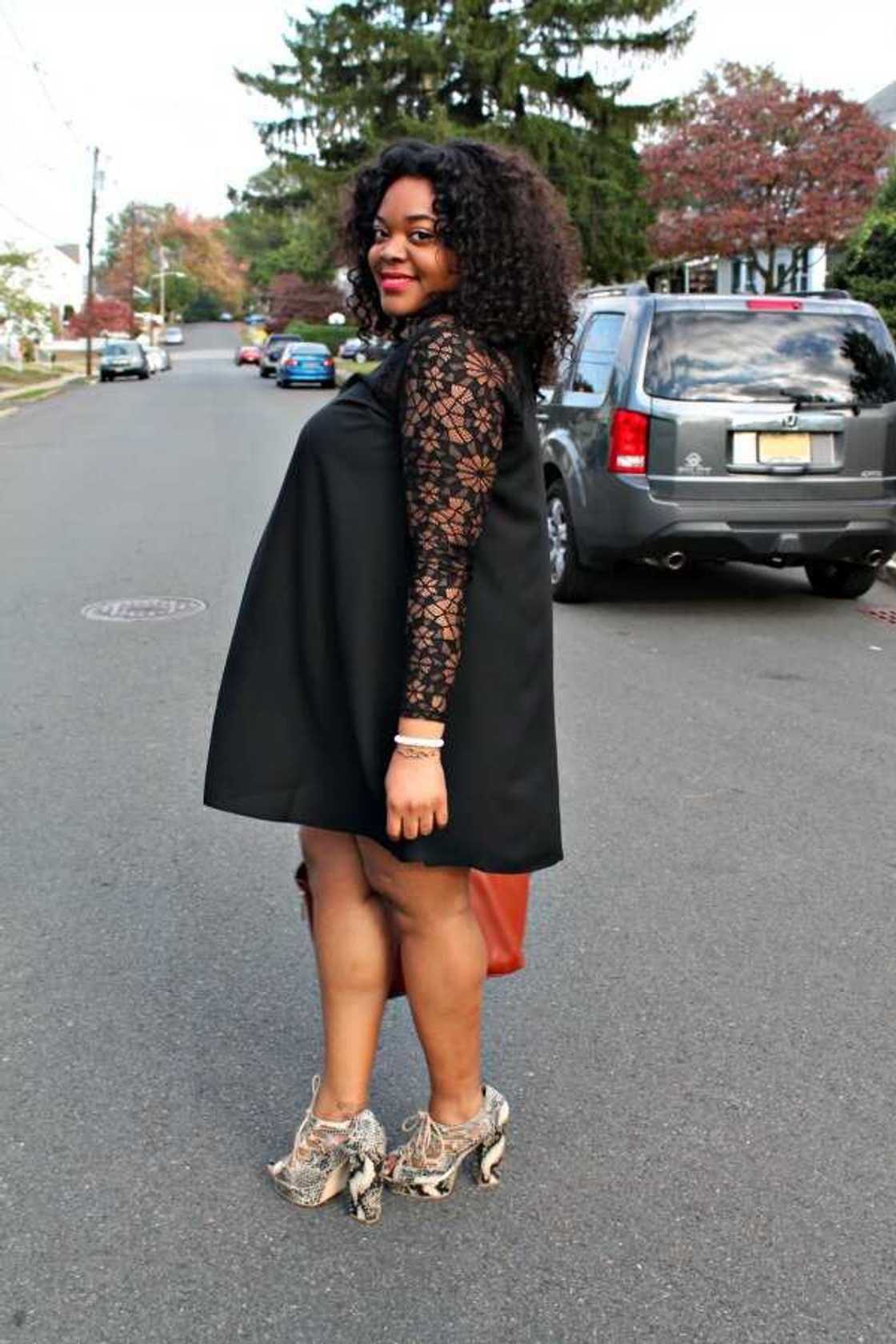 Black dress with lace sleeves for pregnant ladies Black dress with lace sleeves for pregnant ladies