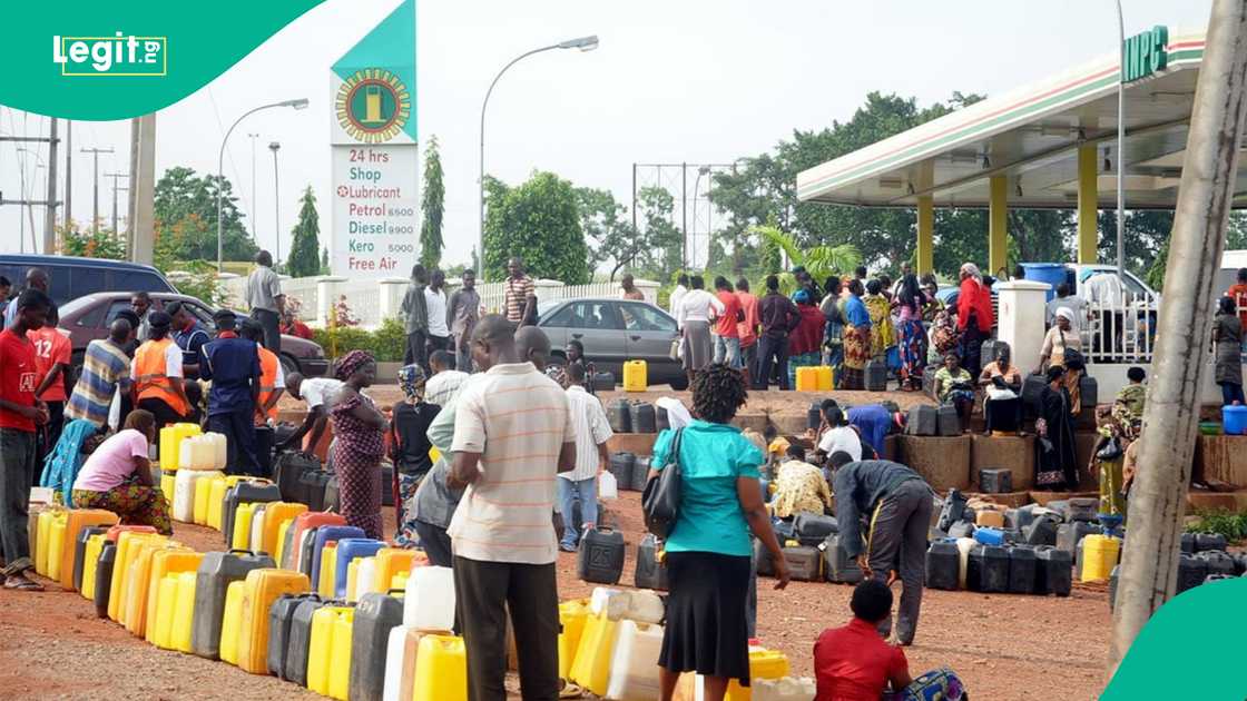 'Yan bumburutu sun fara sayar da litar mai kan N1,300 zuwa N1500 'Yan bumburutu sun fara sayar da litar mai kan N1,300 zuwa N1500