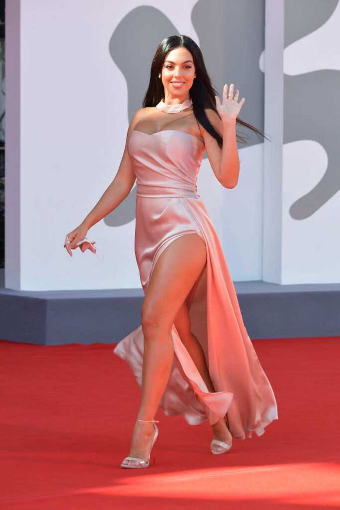 Georgina Rodriguez marche sur le tapis rouge avant le film "The Human Voice" au 77e Festival du film de Venise le 03 septembre 2020 à Venise, Italie. (Photo de Dominique Charriau/WireImage) Georgina Rodriguez marche sur le tapis rouge avant le film "The Human Voice" au 77e Festival du film de Venise le 03 septembre 2020 à Venise, Italie. (Photo de Dominique Charriau/WireImage)