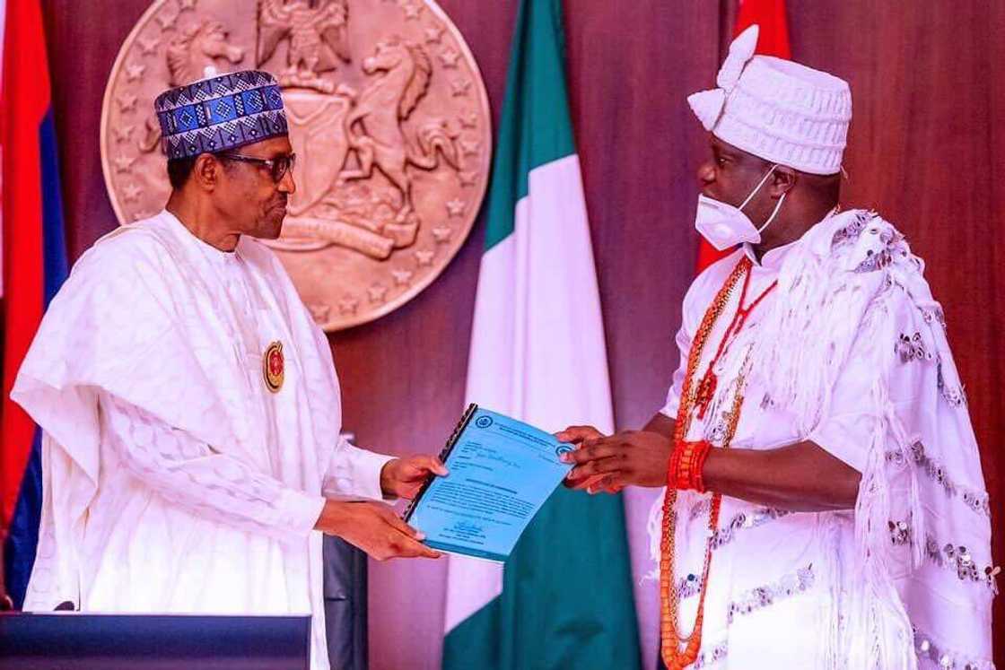 Da duminsa: Shugaba Buhari ya shiga ganawa da sarakunan gargajiyan Najeriya gaba daya Da duminsa: Shugaba Buhari ya shiga ganawa da sarakunan gargajiyan Najeriya gaba daya