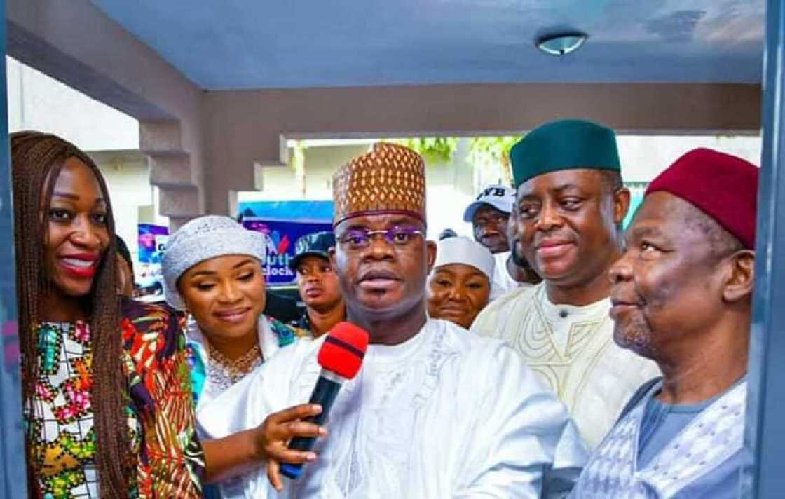 'Yar MKO Abiola Ta Yi Wa 'Yar Uwanta Kaca-Kaca Saboda Kwatanta Mahaifinsu Da Yahaya Bello