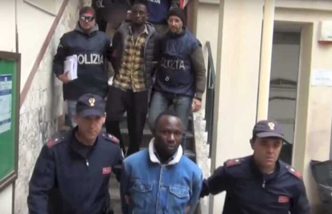 'Yan sandan kasar Italy sun kama 'Sarkin Ferrara' da sauran wasu 'yan Nigeria 72 'Yan sandan kasar Italy sun kama 'Sarkin Ferrara' da sauran wasu 'yan Nigeria 72