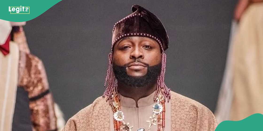 Davido chats with a man as he land in Abuja Davido chats with a man as he land in Abuja