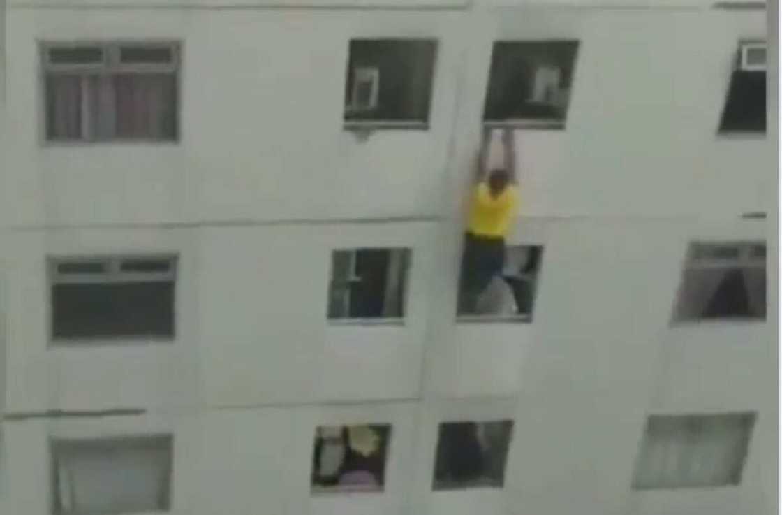 Bidiyon yadda wani dan Najeriya da ya diro daga bene hawa 9 kuma bai mutu ba Bidiyon yadda wani dan Najeriya da ya diro daga bene hawa 9 kuma bai mutu ba