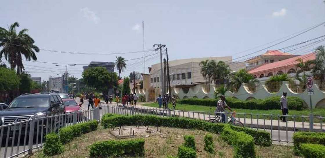 COVID-19: Yadda jama'a suka yi watsi da doka a Abuja da Legas (Hotuna) COVID-19: Yadda jama'a suka yi watsi da doka a Abuja da Legas (Hotuna)