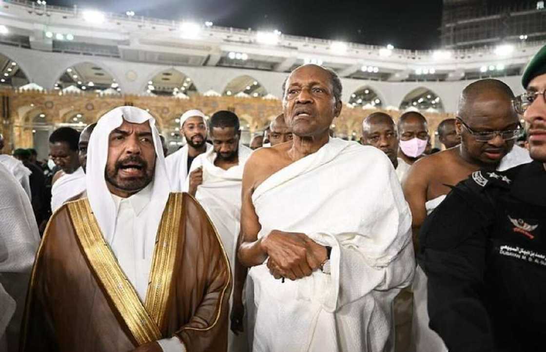 Shugaba Muhammadu Buhari yana Umrah