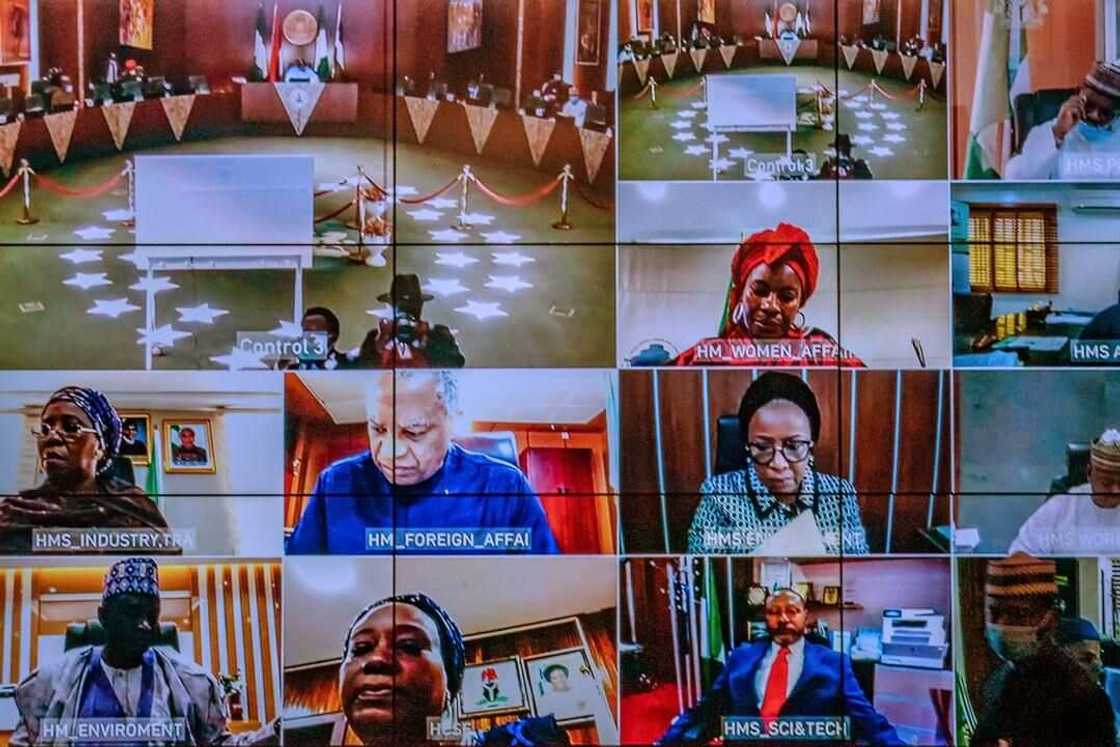 Shugaba Buhari ya jagoranci zaman majalisar zartaswa ta yanar gizo (Hotuna) Shugaba Buhari ya jagoranci zaman majalisar zartaswa ta yanar gizo (Hotuna)